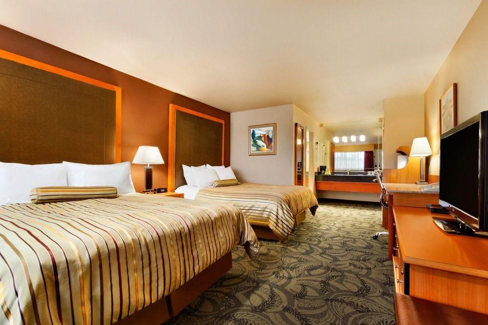 Poco Inn And Suites Hotel And Conference Center Port Coquitlam Extérieur photo