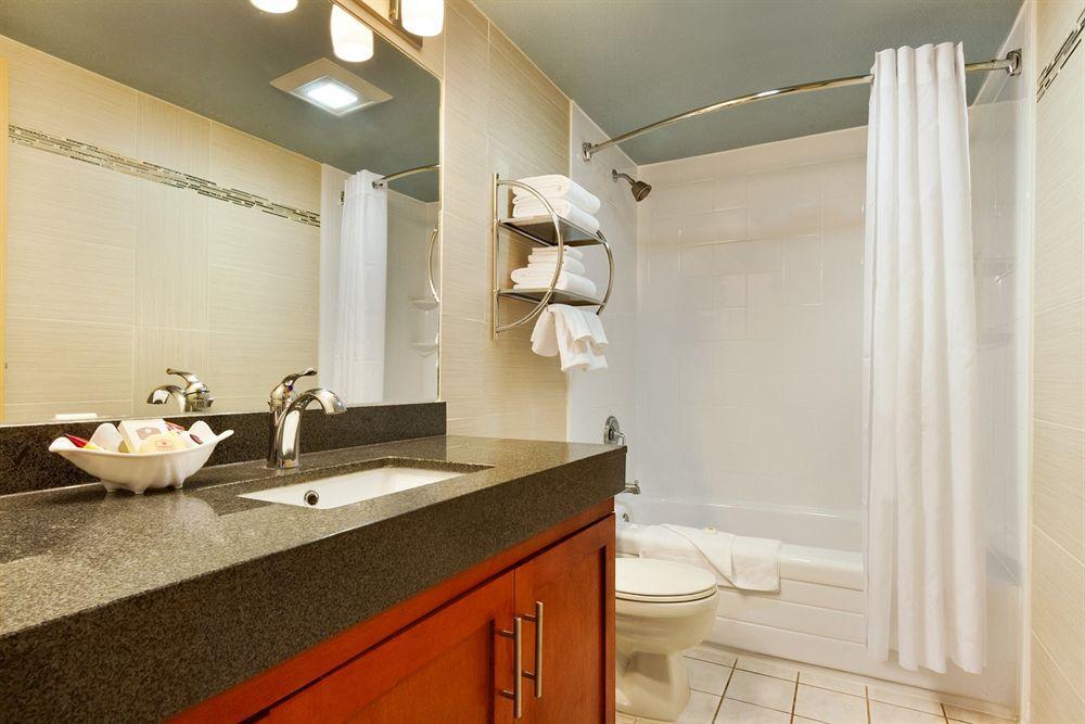 Poco Inn And Suites Hotel And Conference Center Port Coquitlam Extérieur photo